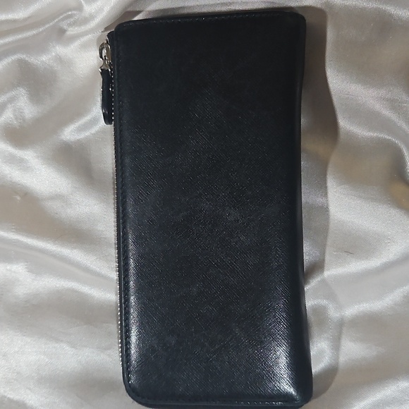 SALVATORE FERRAGAMO GANCIO BLACK SAFFIANO LEATHER ZIP AROUND LONG WALLET EUC - Picture 2 of 15